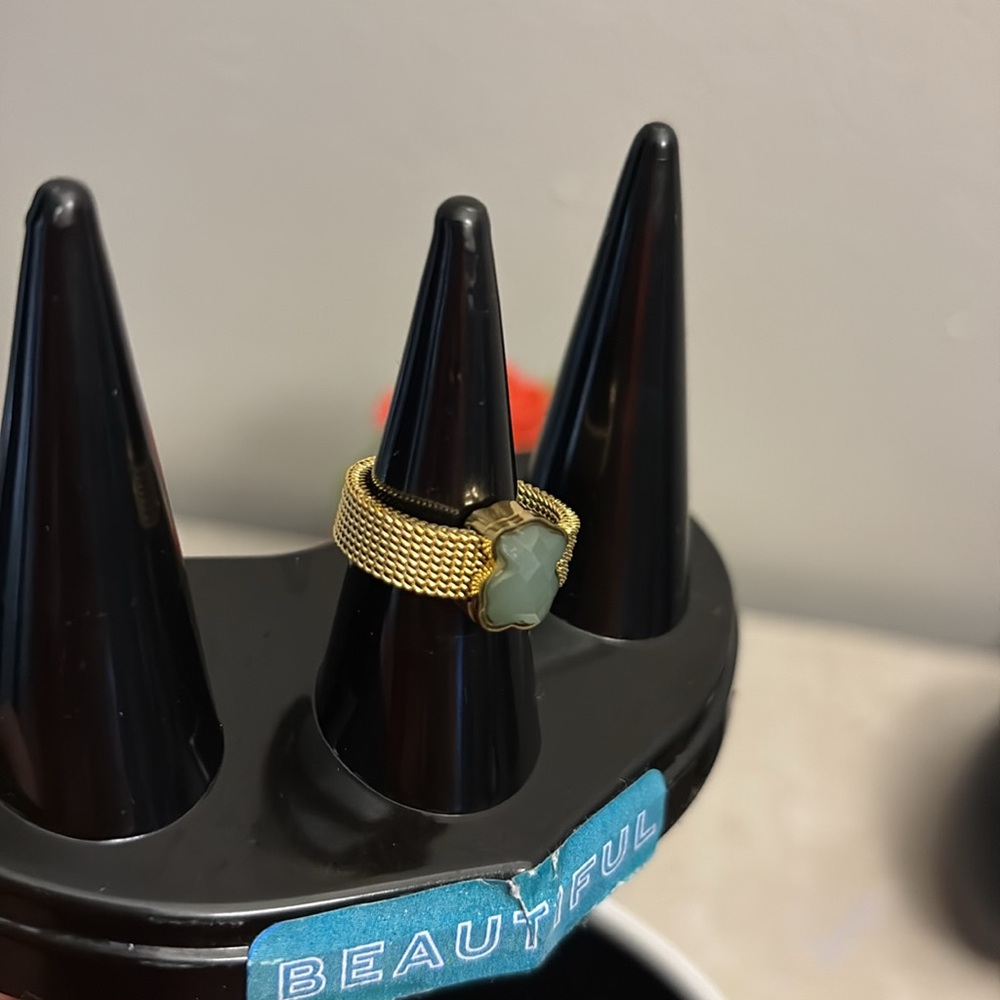 Elegant Gold Mesh Ring with Bear Stone - Picture 4 of 12